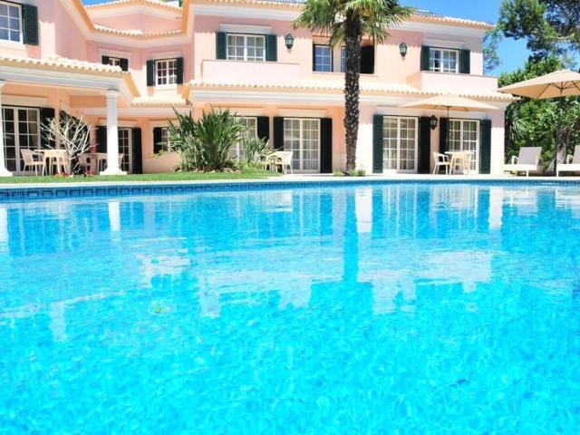 Moradia clássica de luxo mobilada em Cascais com jardim e piscina