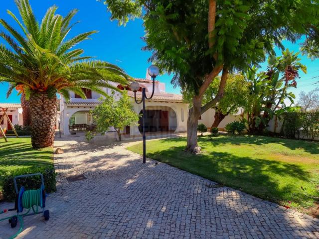 Moradia com 4+1 quartos para venda em Guia, Albufeira