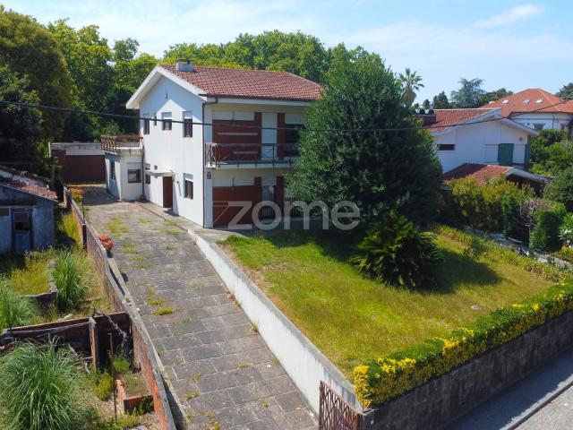 Moradia com 4 Frentes e terreno com 1172m2, na Rua de Santana