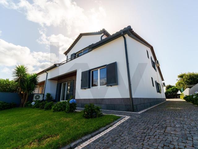 Moradia com 4 quartos,1 suíte, cozinha renovada e totalmente equipada, áreas generosas, garagem