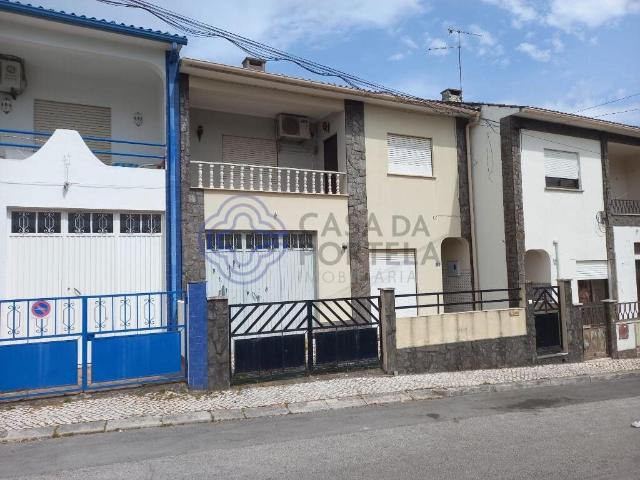 Moradia com 4 quartos, garagem e quintal no Entroncamento 144m² Nossa Senhora de Fátima