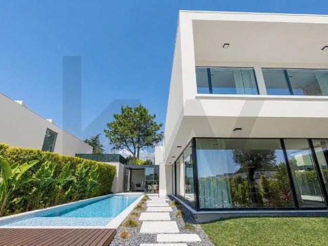 Moradia com 4 Suítes e Piscina Privada em Condomínio Fechado 248m² Rio De Mouro