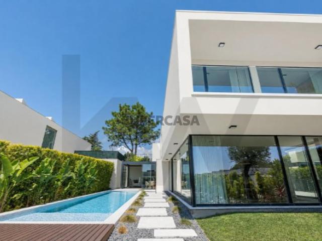 Moradia com 4 Suítes e Piscina Privada em Condomínio Fechado
