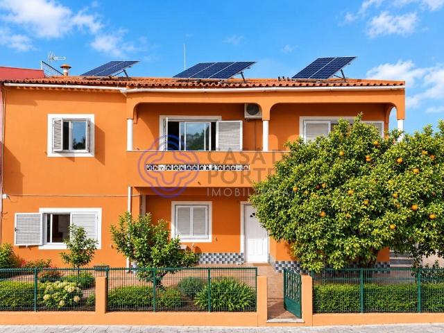 Moradia com 4 unidades independentes, painéis solares e terr. 229m² Pechão