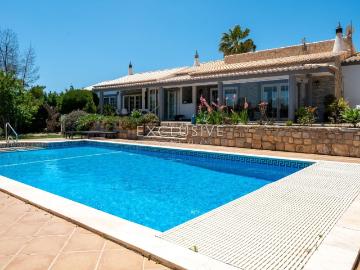Moradia com 4 + 2 quartos e grande terreno a venda a Carvoei. 298m² Lagoa e Carvoeiro