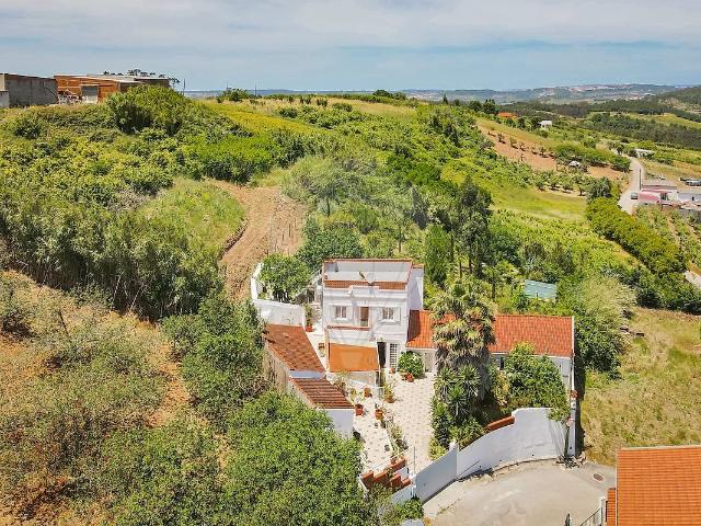 Moradia com 542 m² de área útil, implantada em terreno de 1. 198m² Roliça