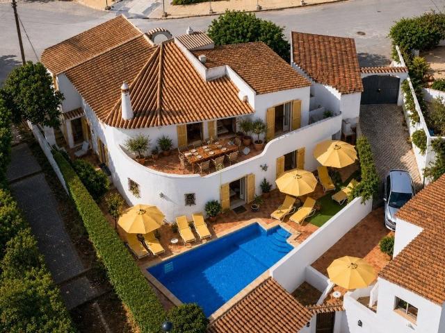 Moradia com 5 quartos, vista mar e piscina na Praia da luz. 179m² Luz