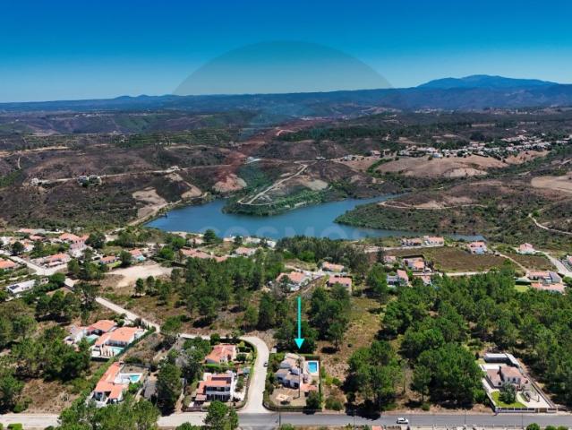 Moradia com 6 quartos, piscina, jardim e zona habitacional separada com 2 quartos