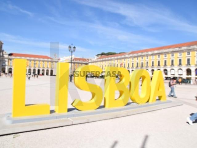 Moradia com 6 suites a menos de 100 m dos Restauradores. Totalmente renovada