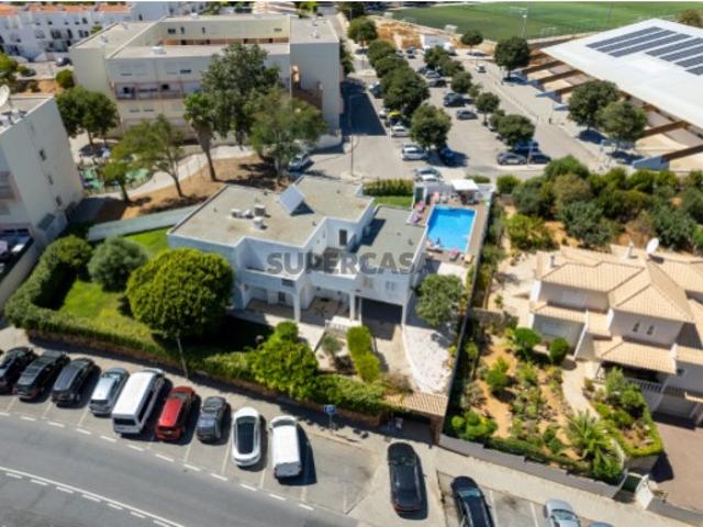 Moradia com 7 quartos, piscina, localizada no centro de Albufeira