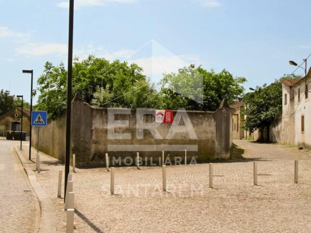 Moradia com 880 m2 de terreno