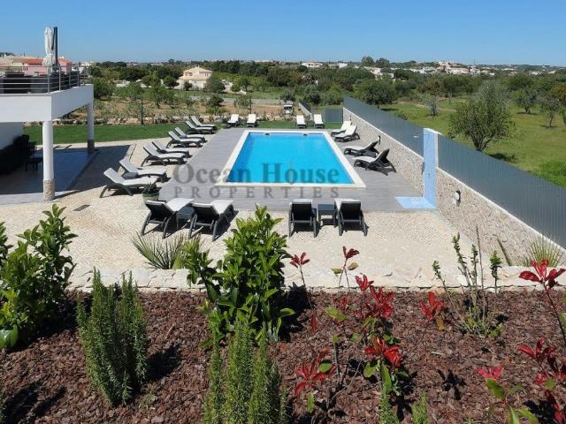 Moradia com 10 suites e piscina, tipo boutique guest house. 335m² Albufeira e Olhos de Água