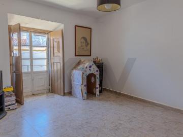 Moradia com 12 Divisões e Terreno de 1119m2 Centro de Vila Viçosa