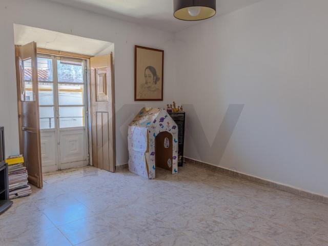 Moradia com 12 Divisões e Terreno de 1119m2 Centro de Vila Viçosa