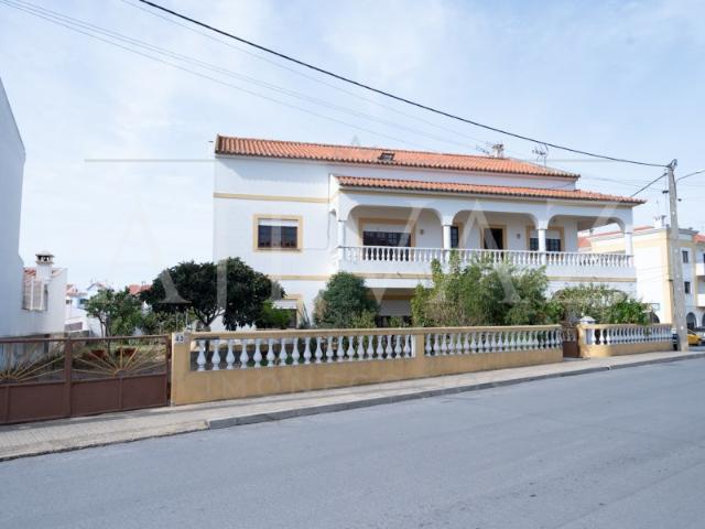 Moradia com 12 Quartos em Vila Nova de Milfontes Um Investimento com Enorme Potencial!