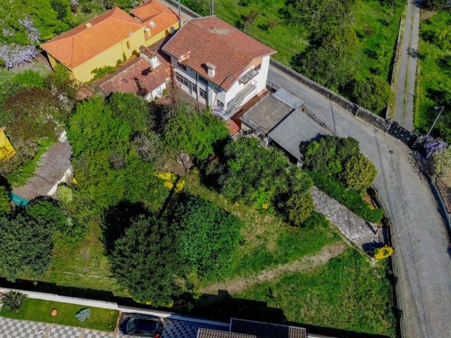 Moradia com 1451m² de Terreno e Elevado Potencial de Valorização em São Mamede do Coronado