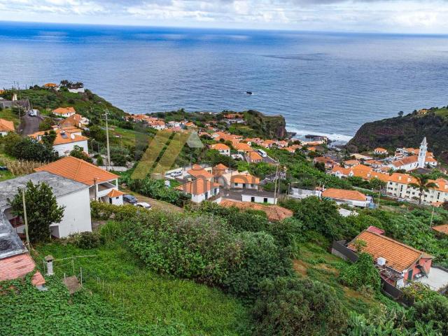 Moradia com 2250m2 de terreno no Faial