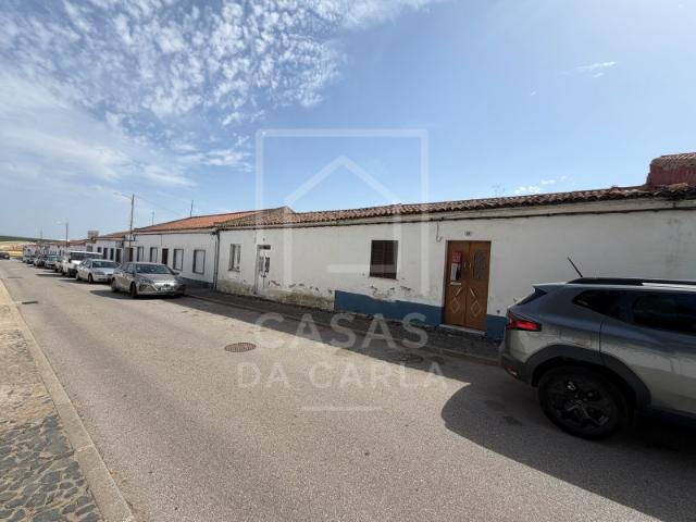 Moradia com 225m2 para remodelação em Beringel