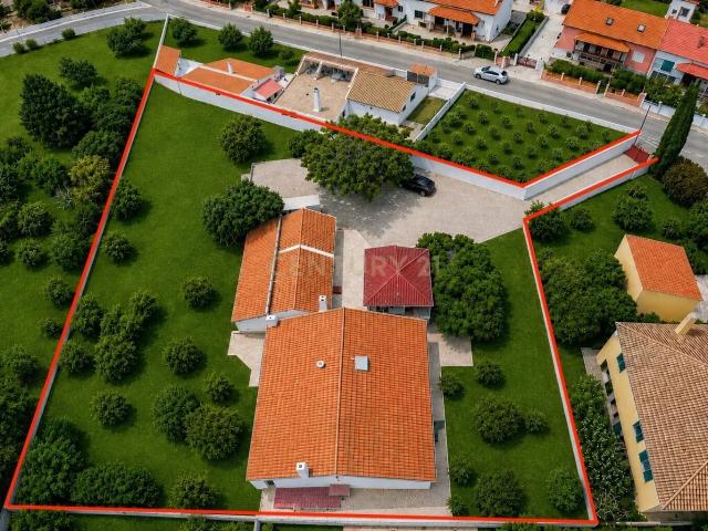 Moradia com 2 Apartamentos T3, Anexos e Grande Terreno – Qui. 297m² Quinta Do Anjo