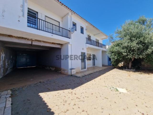 Moradia dupla com 6 quartos, 3 garagens e terreno!