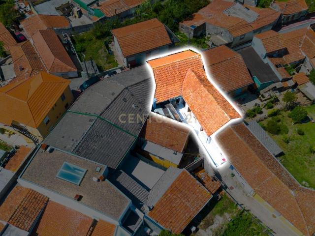 Moradia com 2 Habitações + Espaço para Comércio e Serviços | Baguim do Monte | Gondomar