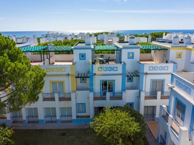 Moradia com 2 pisos e 1 varanda a apenas 100 metros do mar