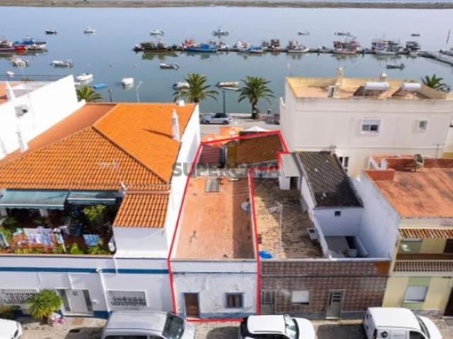 Moradia com 2 utilizações independentes habitação e comércio