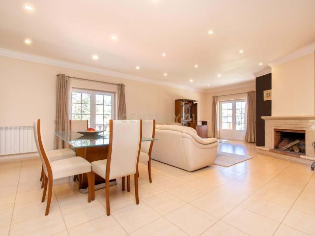 Moradia com 3200m2 de terreno, a poucos minutos da praia Ericeira