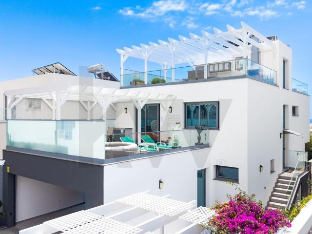 Moradia com 3 Apartamentos | Vista Mar | Caniço de Baixo 131m² Caniço