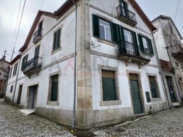 Moradia com 3 Apartamentos Independentes em Paranhos da Beira Serra da Estrela