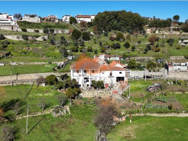 Moradia com 3 casas independentes em Santa Ovaia 465m² Santa Ovaia