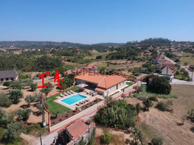 Moradia c 3 edifícios num total de 670 m2 cobertos Santiago Pombal