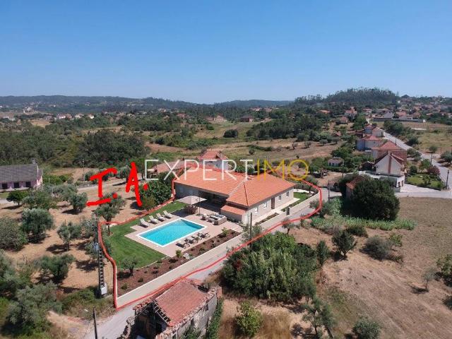 Moradia c 3 edifícios num total de 670 m2 cobertos Santiago Pombal