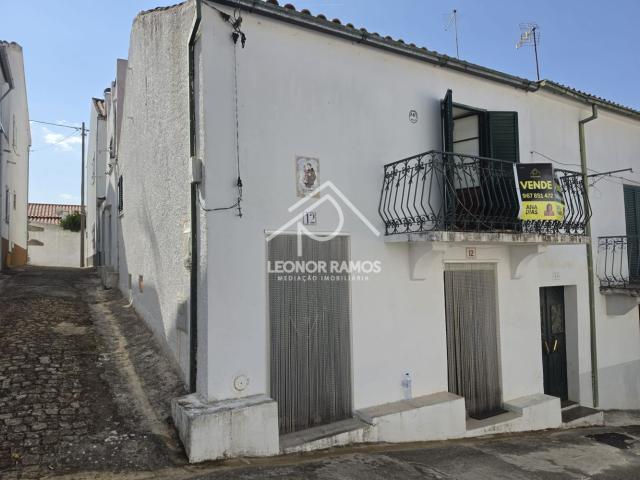 Moradia com 3 Entradas Independentes e Terraço em Alcafozes