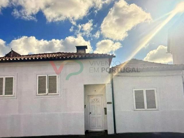 Moradia com 3 Frentes, Garagem Ampla e Terraço com Churrasqueira em Sangalhos