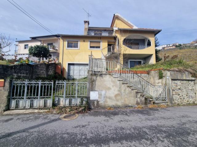 Moradia com 3 Pisos e Logradouro em Loureiro, Peso da Régua