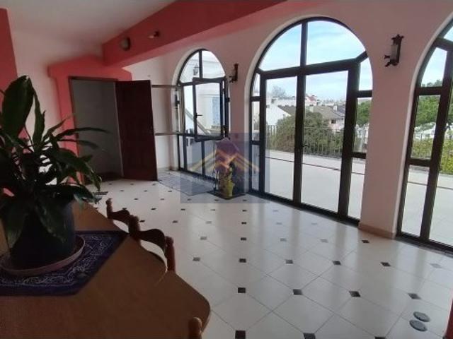 Moradia com 3 Pisos, 6 Quartos e 6 Wc para venda no Funchalinho