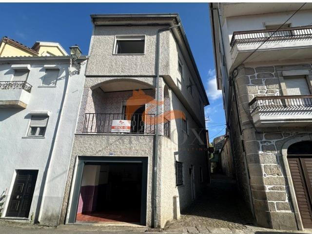 Moradia com 3 quartos e garagem pronta a habitar localizada. 109m² Oliveira do Hospital e São Paio de Gramaços
