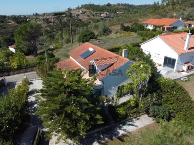 Moradia com 3 quartos e jardim arborizado, perto da albufeira de Castelo de Bode