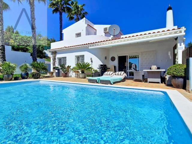 Moradia com 3 quartos, piscina e garagem com vista para o mar