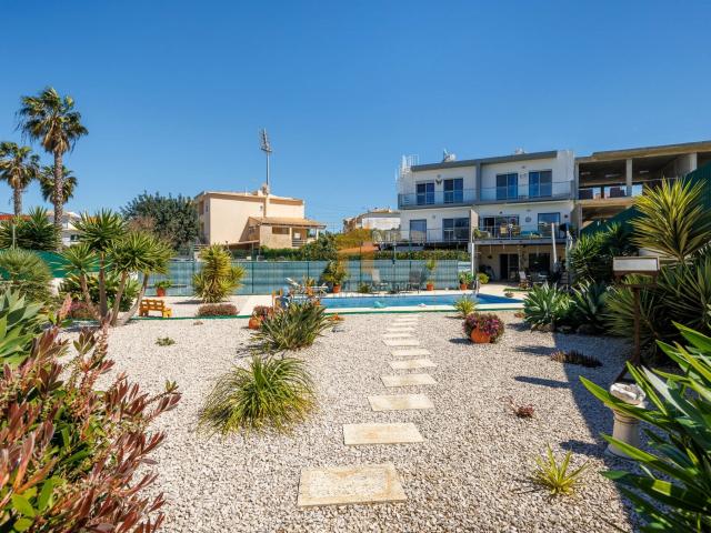 Moradia com 3 quartos, piscina e garagem para venda em Bella. 110m² Estômbar e Parchal
