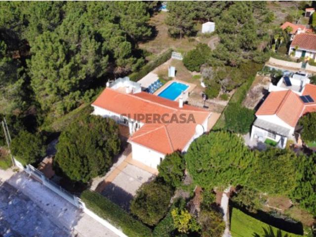 Moradia com 3 quartos, piscina em lote 1.450 m²