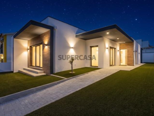 Moradia com 3 suites, garagem e piscina na Av. de Negreiros Quinta do Conde