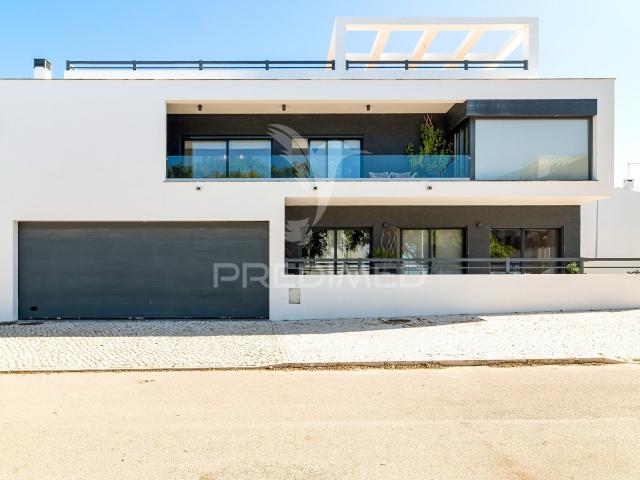 Moradia com Terraço e Vista Mar na Melhor Zona de Sines