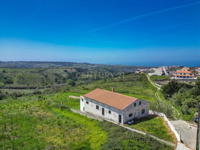 Moradia com Terreno Amplo e Vista Mar na Carvoeira