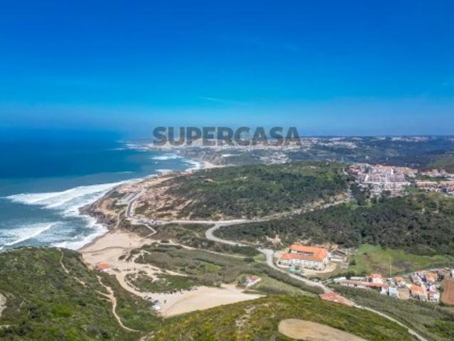 Moradia com Terreno Amplo e Vista Mar na Carvoeira