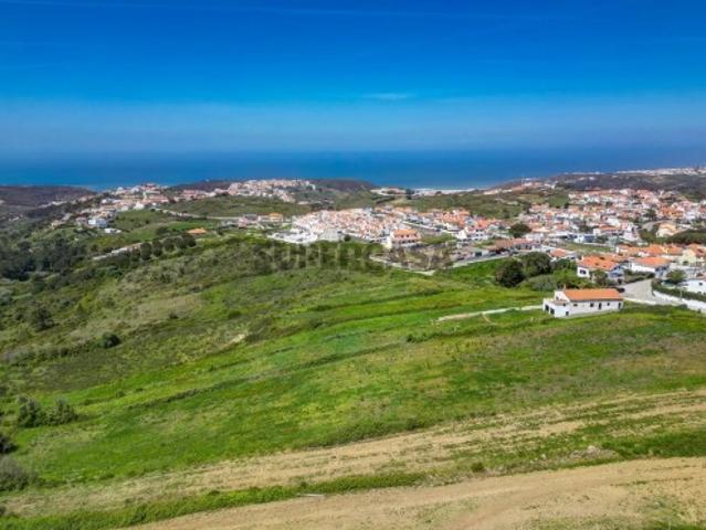 Moradia com Terreno Amplo e Vista Mar na Carvoeira