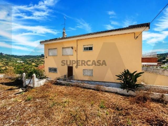 Moradia com Terreno, Armazém e Anexos Excelente Oportunidade de Investimento