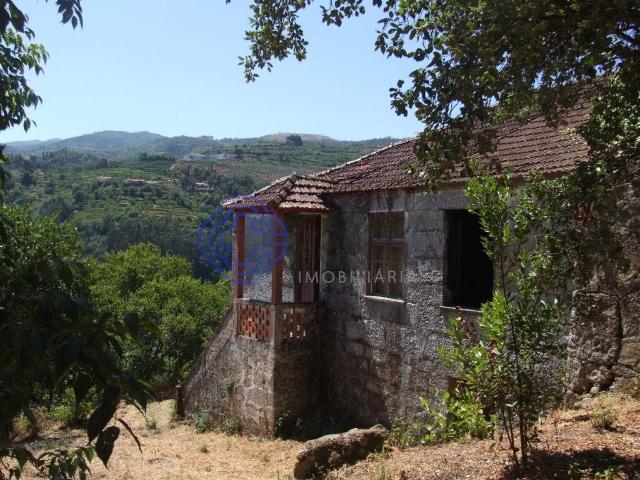 Moradia com terreno de 46000m2
