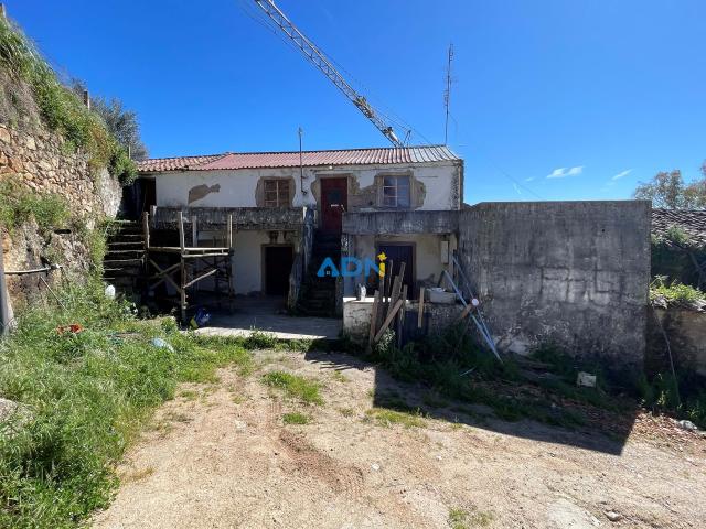 Moradia com terreno e anexos para venda
